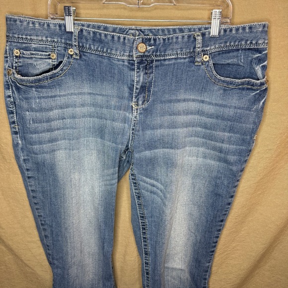 Maurices Womens Size 20 Long Bootcut Jeans Medium Wash Embellished Pockets - Picture 2 of 7